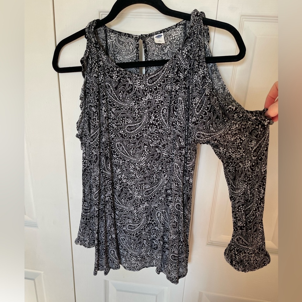 Cold Shoulder Cutout Paisley Black White Top